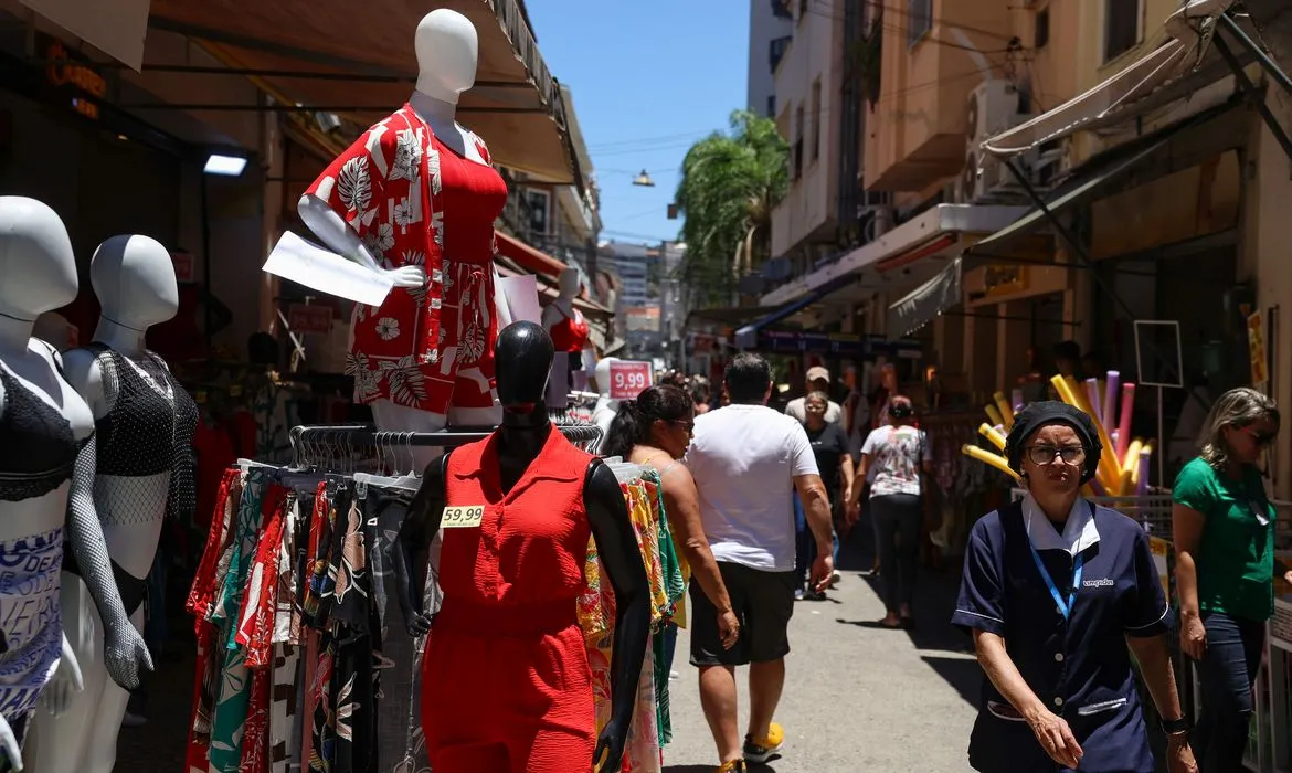Taxa Selic Elevada e Spread Bancário: O Custo Elevado do Endividamento das Famílias no Brasil