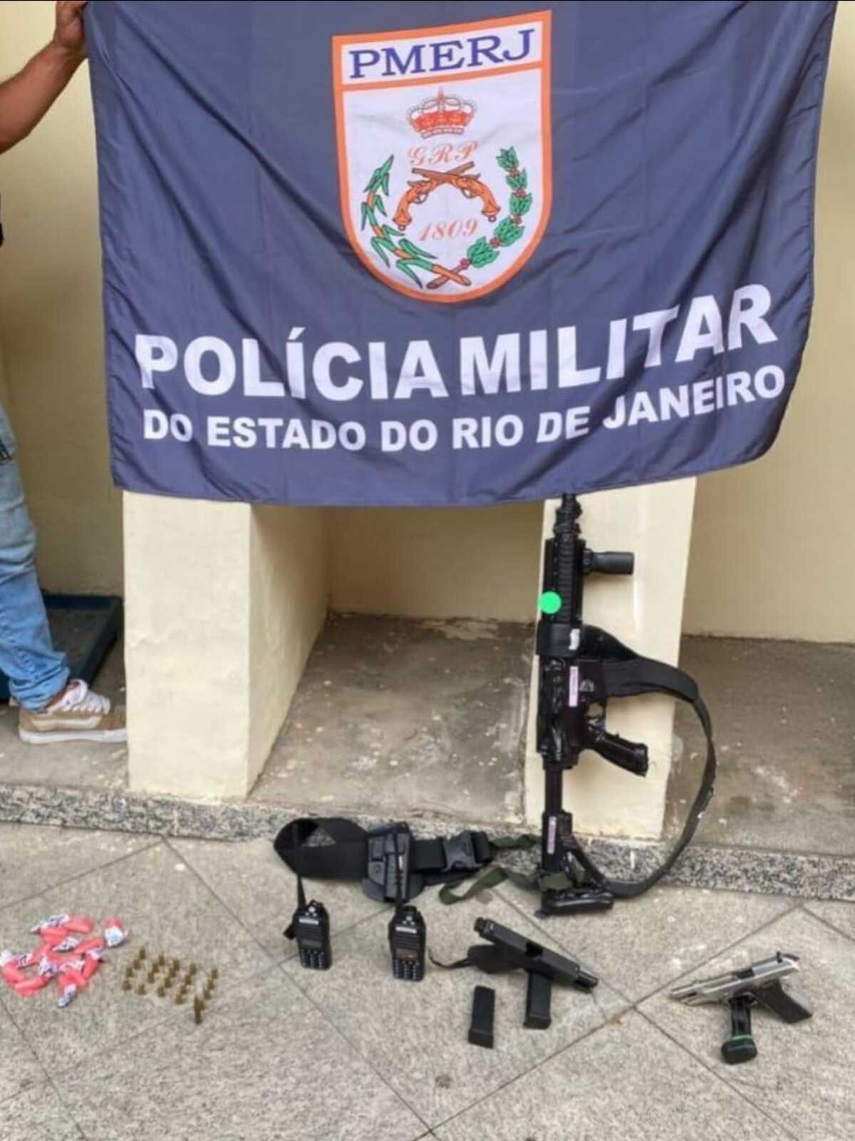 Troca de tiros termina com réplica de fuzil e drogas apreendidas em Resende