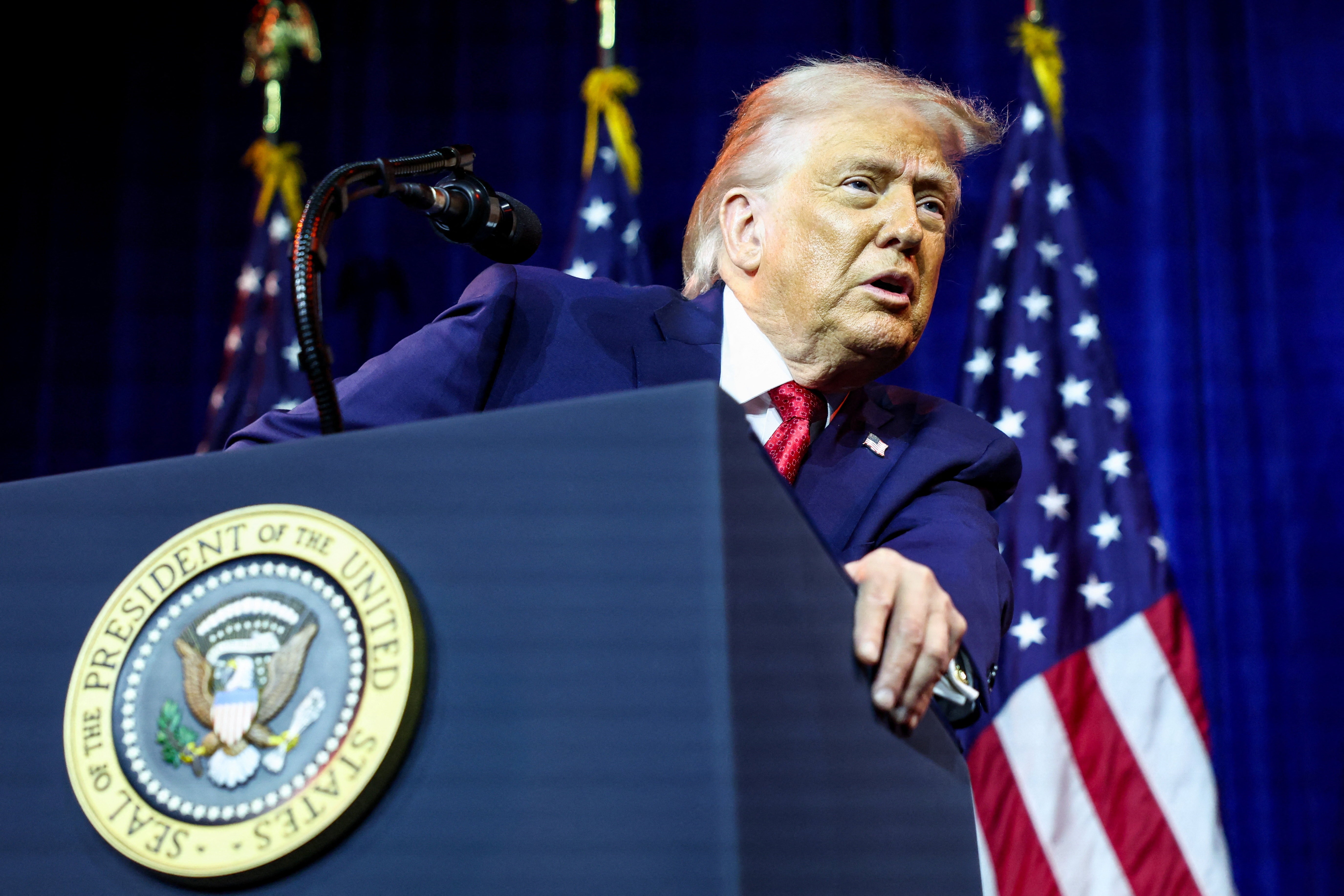 Trump pressiona petrolíferas americanas a investir US$ 100 bilhões na Venezuela