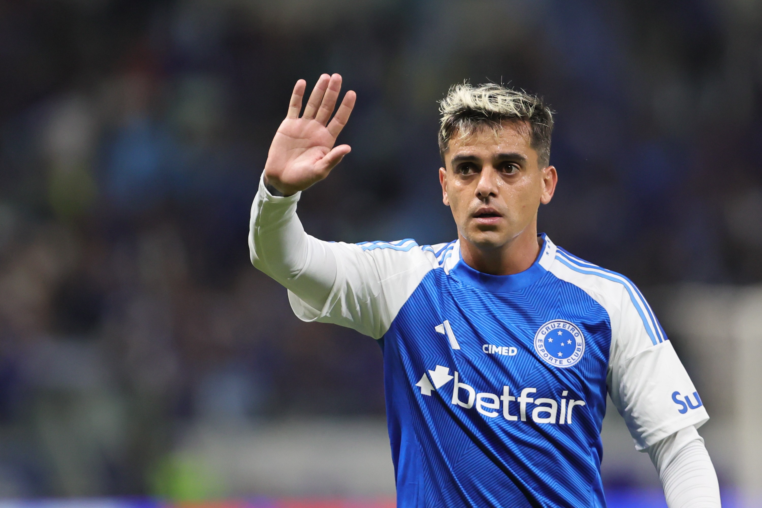 Veja fatores que pesaram para o Cruzeiro renovar com Fagner