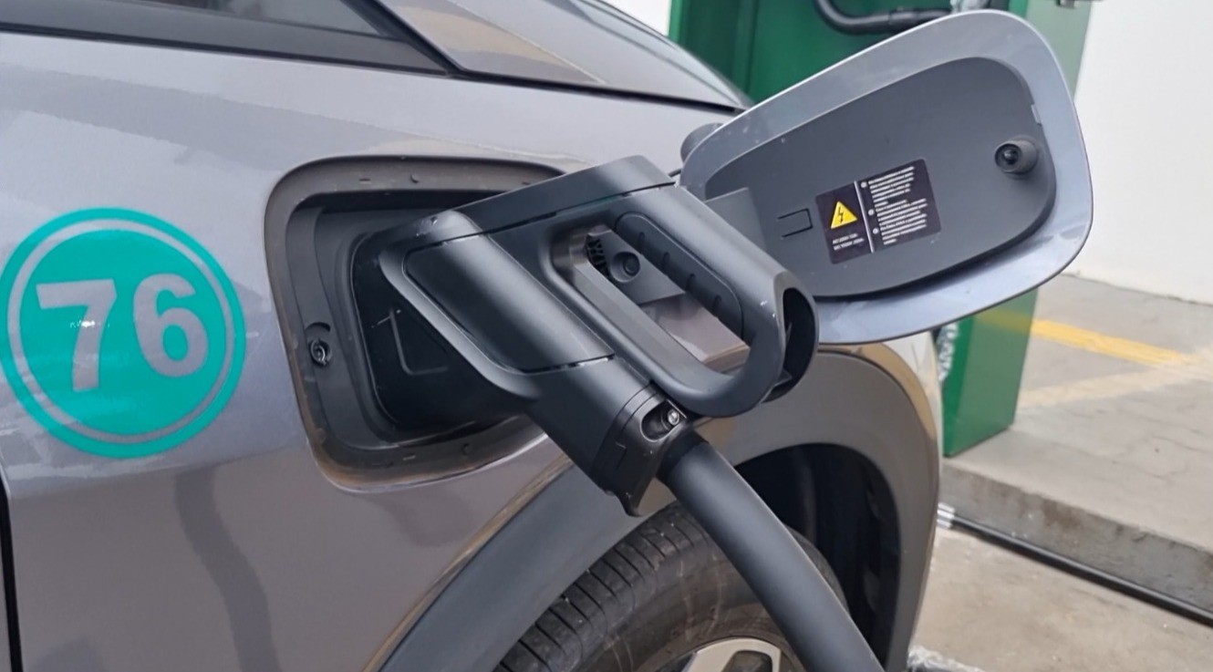 Vendas de elétricos e híbridos sobem 26% em 2025, e crescem 10 vezes mais que o mercado