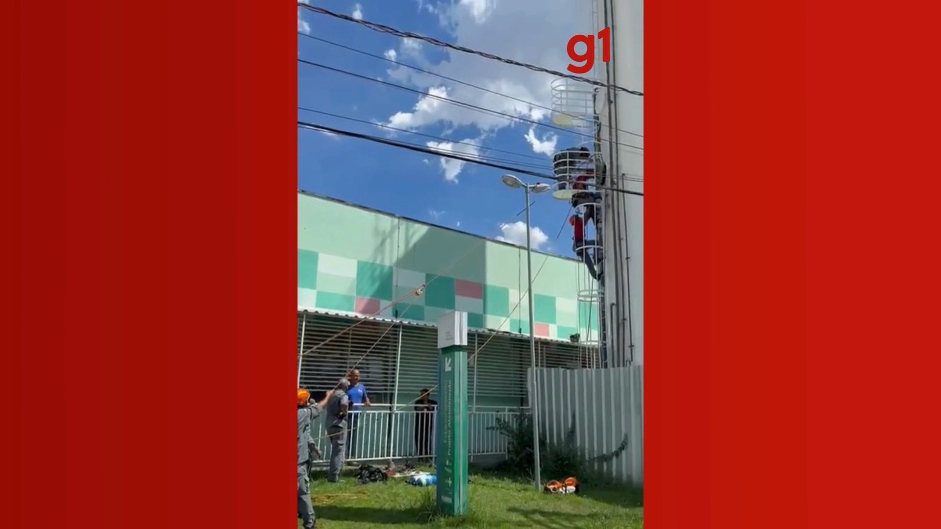 VÍDEO: Bombeiros resgatam trabalhadores que passaram mal em caixa d'água em Jacareí