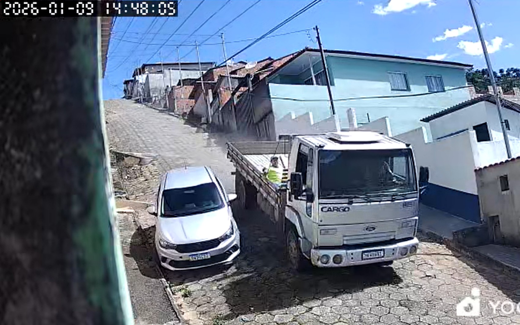 VÍDEO: Caminhão desgovernado desce rua e despenca em área de mata em MG