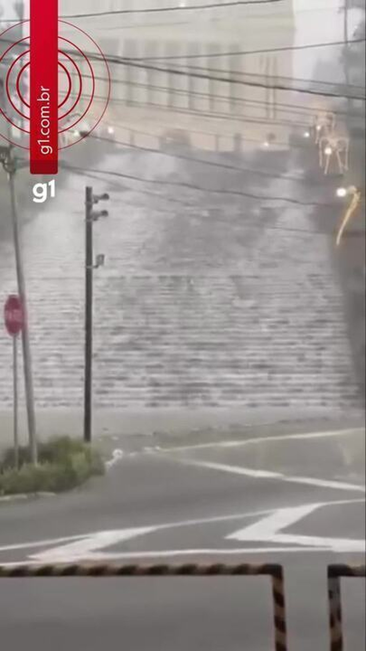VÍDEO: Chuva forte transforma escadaria de igreja em ‘cachoeira’ em cidade de SC