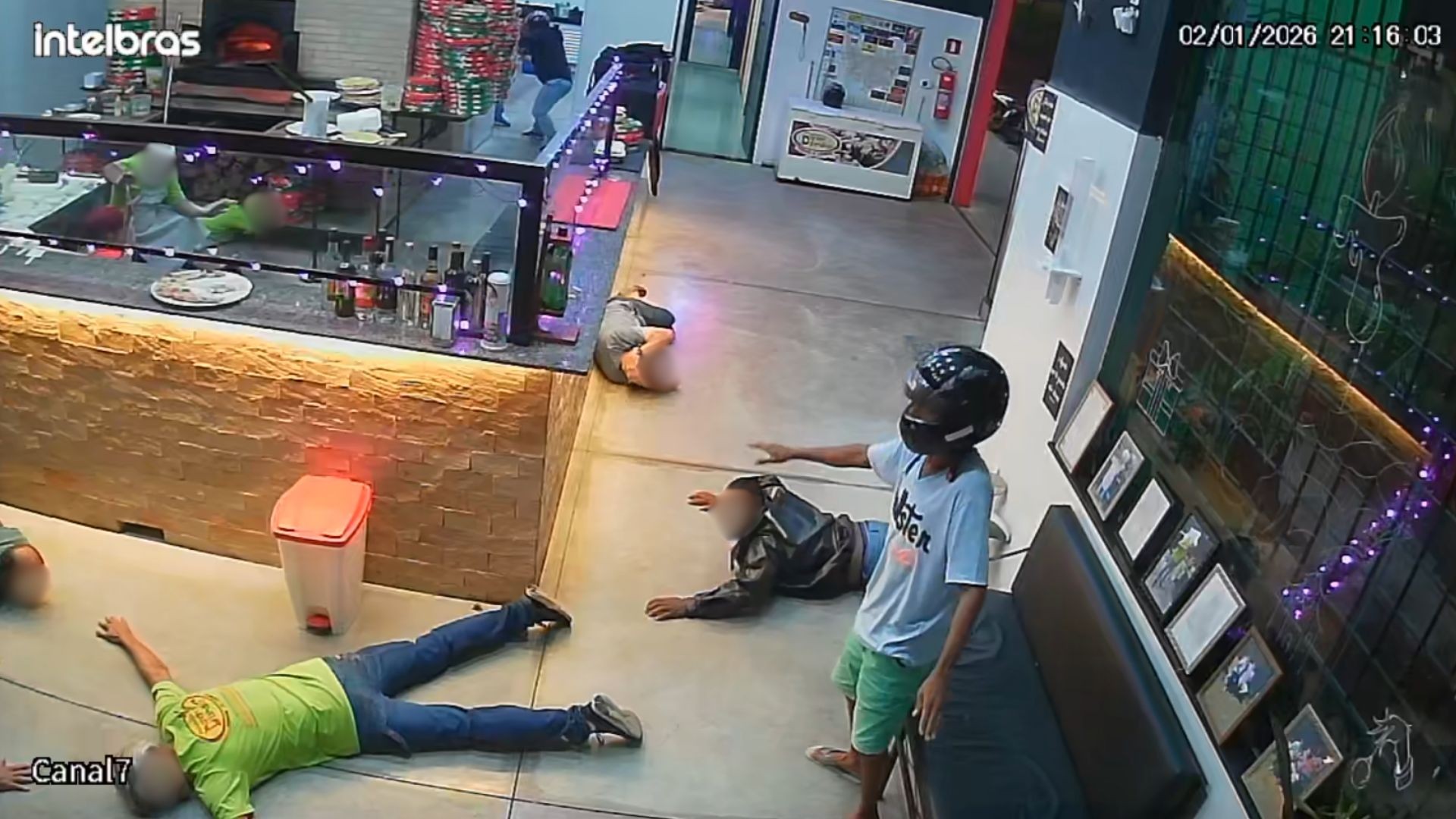 VÍDEO: clientes e funcionários são feitos reféns e obrigados a deitar no chão durante roub