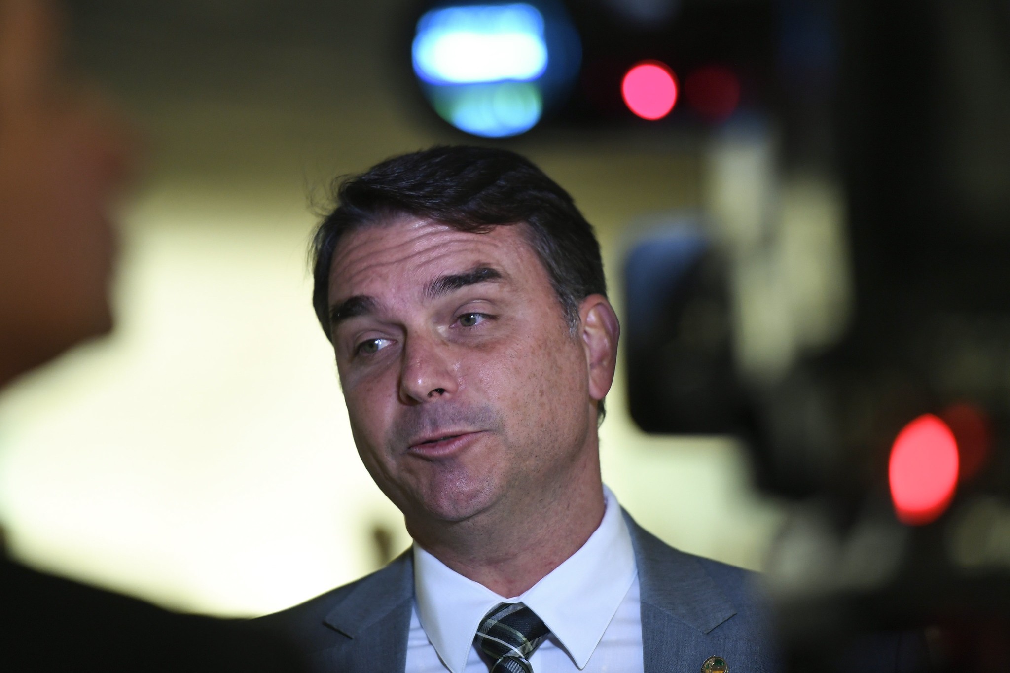 Vídeo de Flávio Bolsonaro é #FAKE e usa inteligência artificial, diz especialista