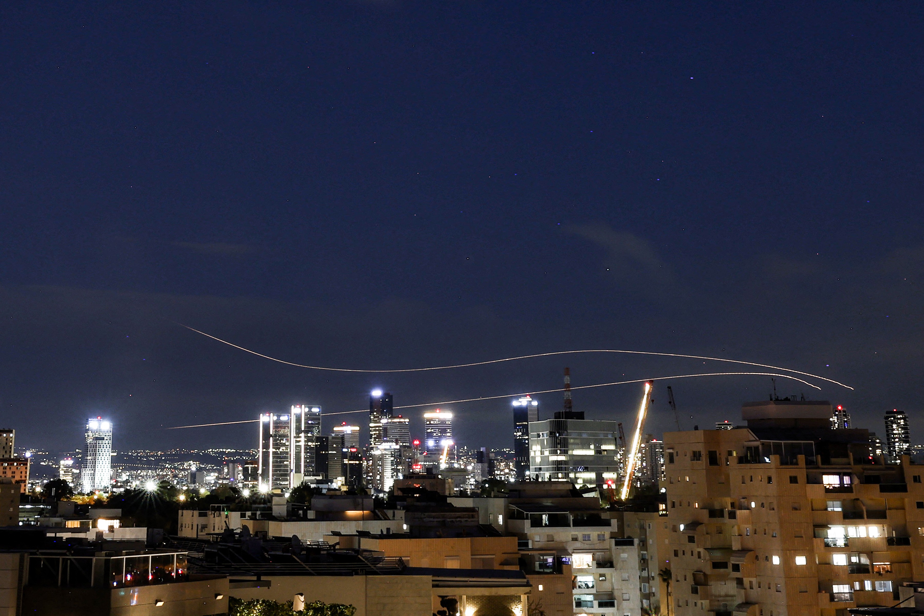 Vídeo de torres destruídas em Tel Aviv é Falso: Inteligência Artificial exposto!