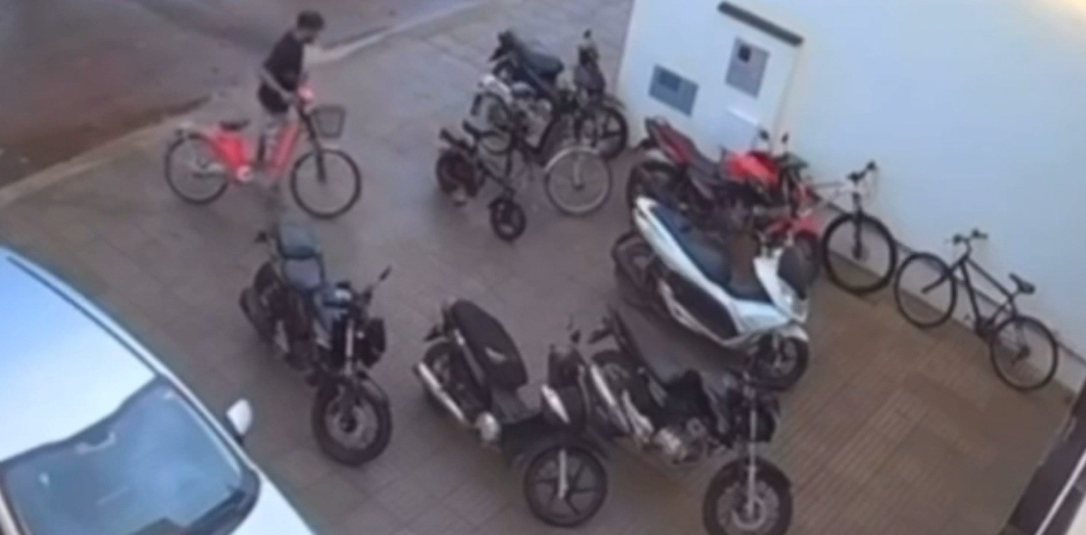 VÍDEO: Homem chega de bicicleta em estacionamento de academia, deixa o veículo e furta bic