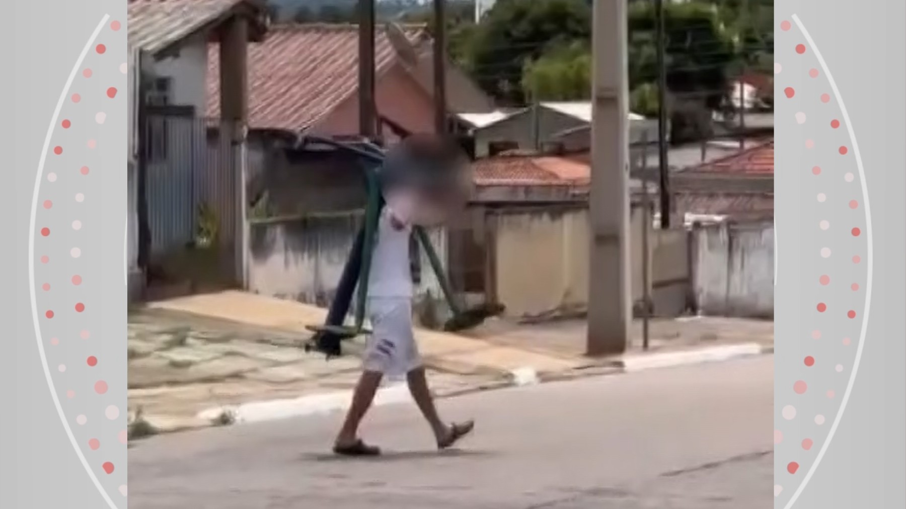 VÍDEO: homem é flagrado andando na rua com equipamento de 'academia da terceira idade' nas