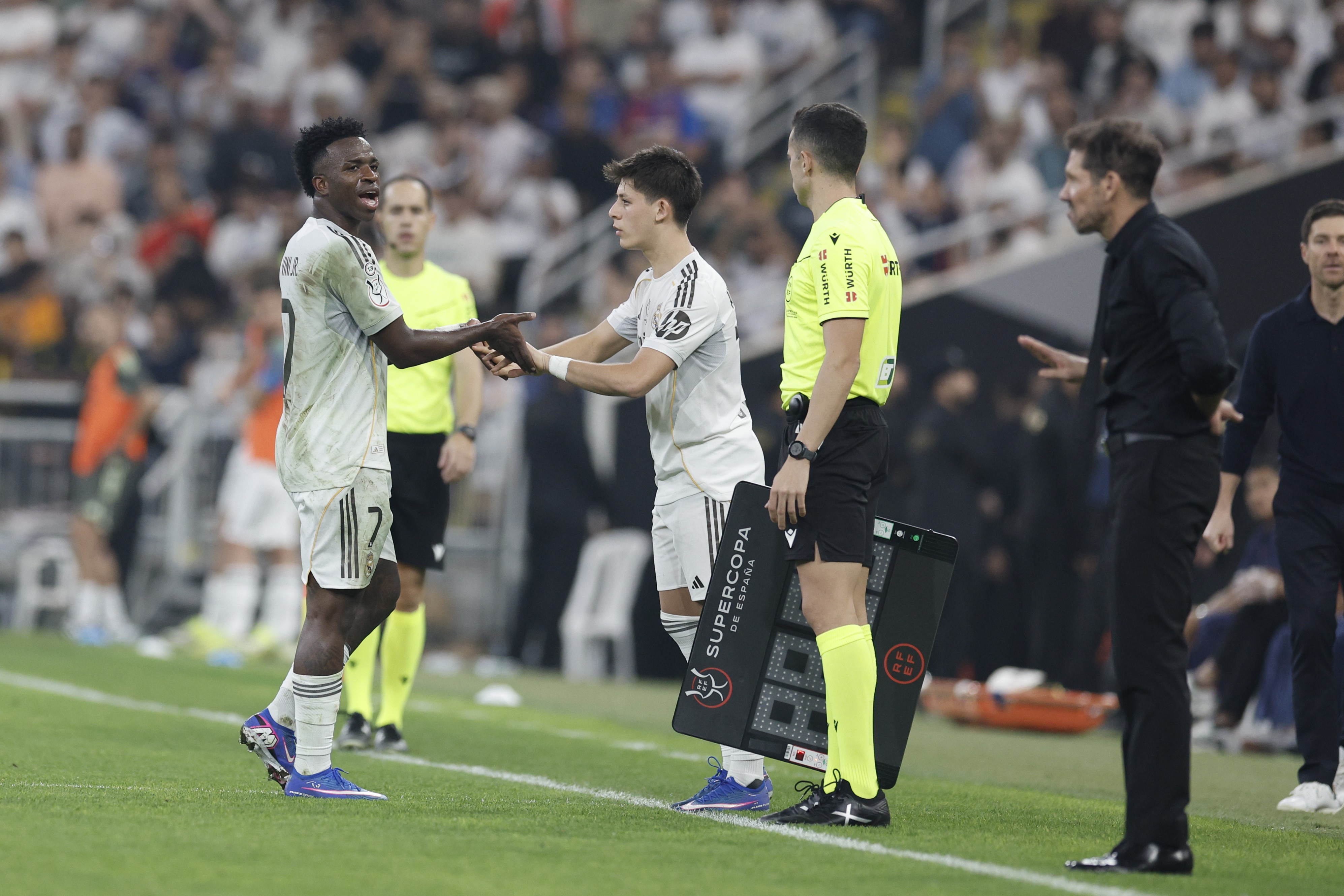 Vini Jr. discute com Simeone ao ser substituído em Real Madrid x Atlético de Madrid