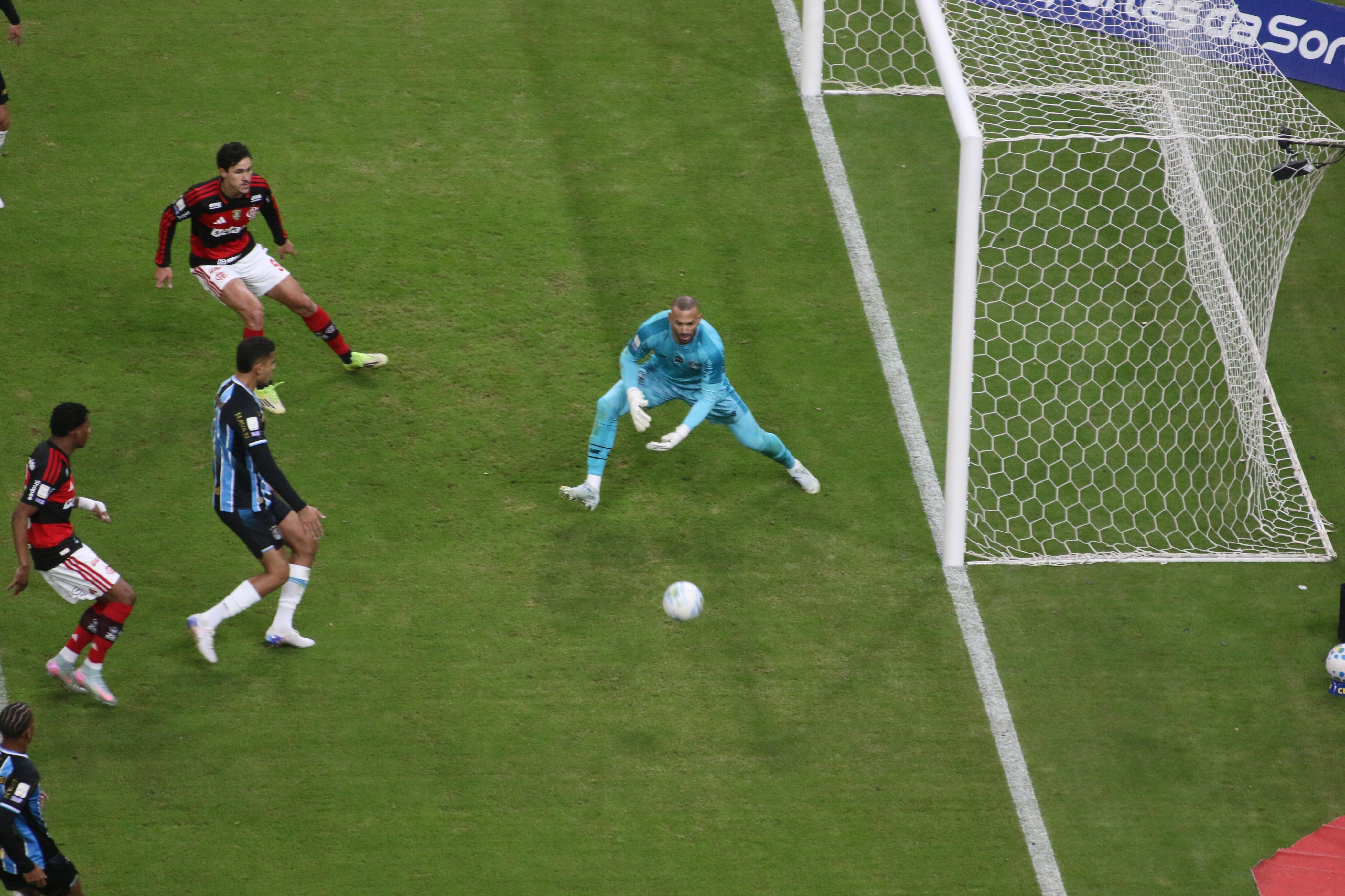 Weverton salva Grêmio de derrota elástica para o Flamengo: Notas de atuação em 15ª Rodada